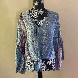 BOHEMIAN LAVENDER FIELD M TIE FRONT BEAUTIFULLY COLORFUL V NECK TOP